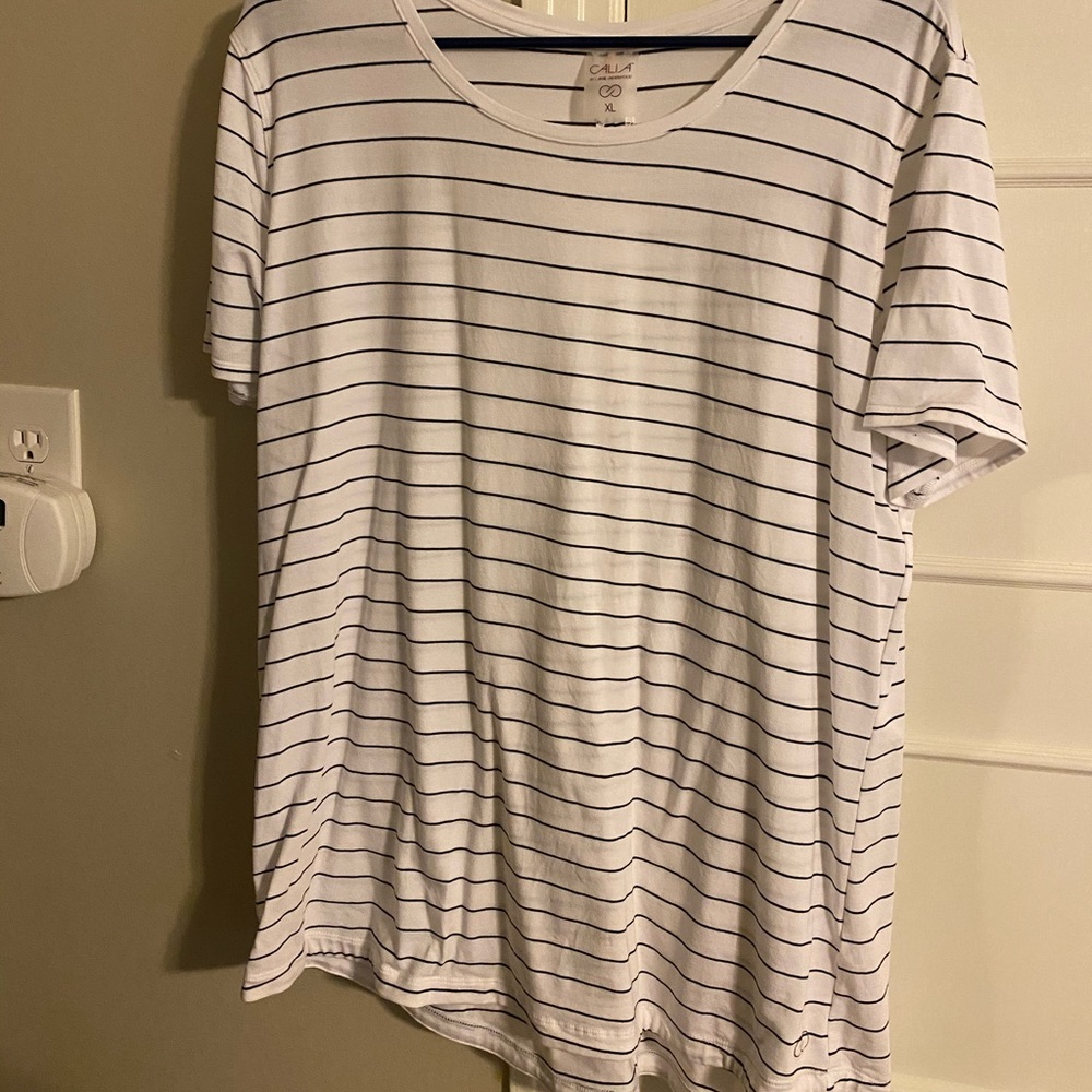 CALIA by Carrie Underwood XL White and Black Tee